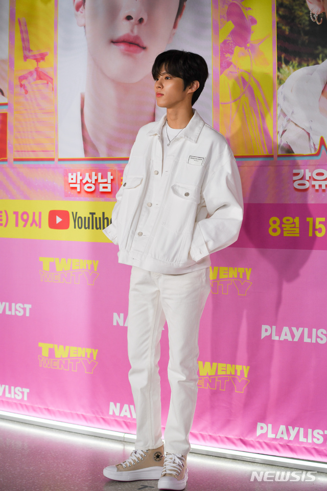 [서울=뉴시스] 12일 온라인 생중계로 진행된 플레이리스트 웹드라마 '트웬티 트웬티' 제작발표회에 참석한 김우석 (사진=플레이리스트 제공) 2020.08.12. photo@newsis.com