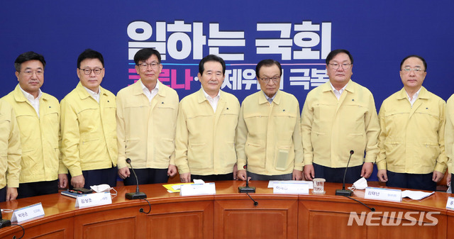 [서울=뉴시스] 김진아 기자 = 정세균 국무총리와 이해찬 더불어민주당 대표, 김상조 청와대 정책실장 등 참석자들이 12일 서울 여의도 국회에서 열린 고위당정협의회에서 기념촬영을 하고 있다. 왼쪽 세번째부터 김상조 청와대 정책실장, 정세균 국무총리,  더불어민주당 이해찬 대표, 김태년 원내대표, 홍남기 경제부총리 겸 기획재정부 장관. 2020.08.12.  bluesoda@newsis.com 