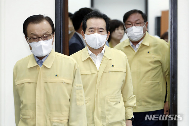 [서울=뉴시스] 최동준 기자 = 정세균 국무총리, 더불어민주당 이해찬 대표, 김태년 원내대표가 12일 서울 여의도 국회에서 열린 고위당정협의회에 입장하고 있다. 2020.08.12. photocdj@newsis.com