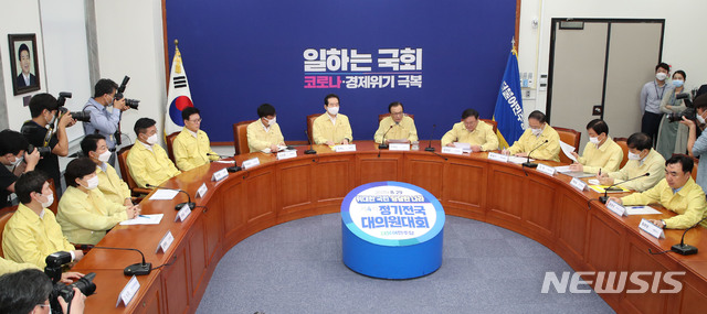 [서울=뉴시스] 김진아 기자 = 이해찬 더불어민주당 대표가 12일 서울 여의도 국회에서 열린 고위당정협의회에서 발언을 하고 있다. 2020.08.12.&nbsp; bluesoda@newsis.com 