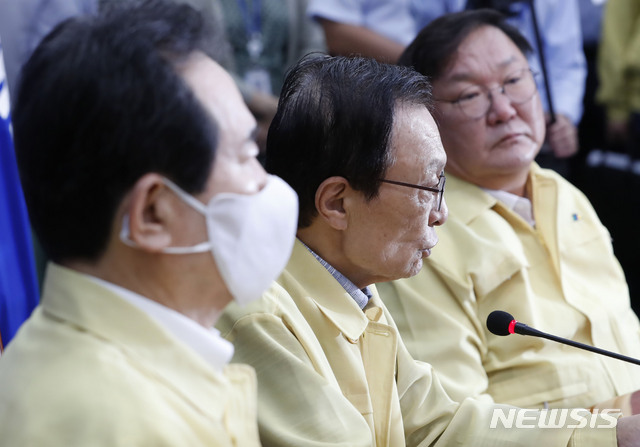 [서울=뉴시스] 최동준 기자 = 이해찬 더불어민주당 대표가 12일 서울 여의도 국회에서 열린 고위당정협의회에서 발언하고 있다. 2020.08.12.&nbsp; photocdj@newsis.com