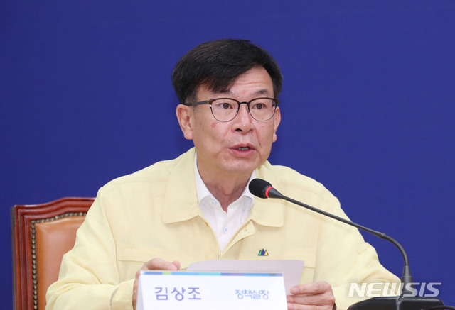 [서울=뉴시스] 김진아 기자 = 김상조 청와대 정책실장이 12일 서울 여의도 국회에서 열린 고위당정협의회에서 발언을 하고 있다. 2020.08.12.&nbsp; bluesoda@newsis.com