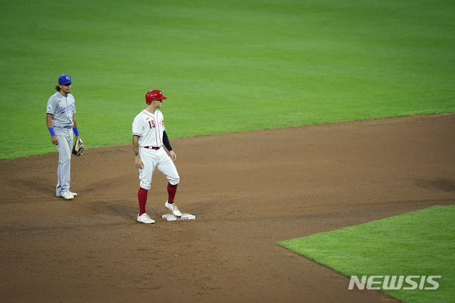 [신시내티=AP/뉴시스]신시내티 레즈 닉 센젤(오른쪽)이 2020년 8월12일 캔자스시티 로열스전 연장 10회 2루 주자로 나와 있다. 2022.08.12.