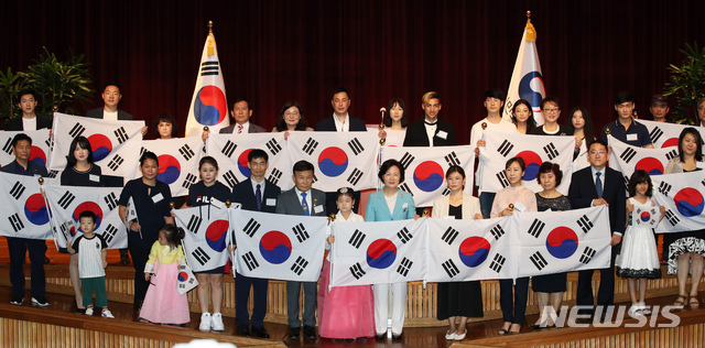 [과천=뉴시스] 고범준 기자 = 12일 오전 경기도 과천시 정부과천청사에서 열린 8.15 광복절기념 독립유공자 후손 국적증서 수여식에서 독립운동가 강기운 선생의 손자 강송철(53·오른쪽 맨 뒤)씨 등이 추미애 법무부장관 등과 기념촬영을 하고 있다. 2020.08.12. bjko@newsis.com