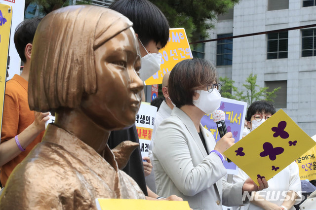 [서울=뉴시스] 박민석 기자 = 일본군성노예제 문제해결을 위한 1452차 수요시위 기자회견이 열린 12일 오후 서울 종로구 옛 일본대사관 앞에서 이나영 정의기억연대 이사장이 경과보고를 하고 있다. 2020.08.12. mspark@newsis.com