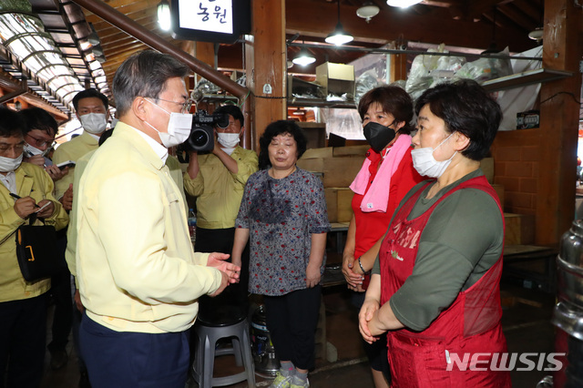 [하동=뉴시스]배훈식 기자 = 집중호우 피해현장 방문에 나선 문재인 대통령이 12일 경남 하동군 화개장터를 찾아 상인들을 위로하고 있다. 2020.08.12. dahora83@newsis.com