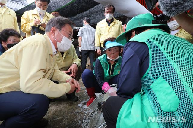 [하동=뉴시스]배훈식 기자 = 집중호우 피해현장 방문에 나선 문재인 대통령이 12일 경남 하동군 화개장터를 찾아 자원봉사자들을 격려하고 있다. 2020.08.12. dahora83@newsis.com