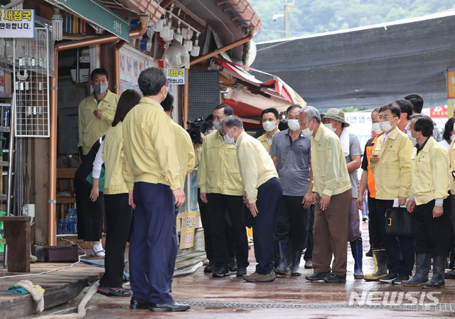 [하동=뉴시스]배훈식 기자 = 집중호우 피해현장 방문에 나선 문재인 대통령이 12일 경남 하동군 화개장터를 찾아 피해현장을 둘러보며 상인과 대화하고 있다. 2020.08.12.&nbsp; dahora83@newsis.com