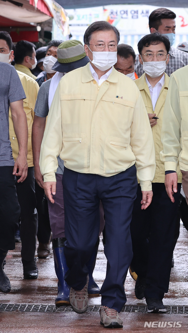[하동=뉴시스]배훈식 기자 = 집중호우 피해현장 방문에 나선 문재인 대통령이 12일 경남 하동군 화개장터를 찾아 피해현장을 둘러보고 있다. 2020.08.12. dahora83@newsis.com