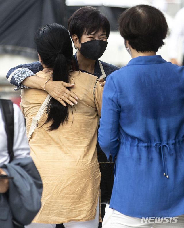 [서울=뉴시스] 박미소 기자 = 목포시 부동산 투기 혐의 등으로 기소된 손혜원 전 국회의원이 12일 오후 서울 양천구 남부지방법원에서 열린 1심 선고 공판에 출석하고 있다. 2020.08.12. photo@newsis.com