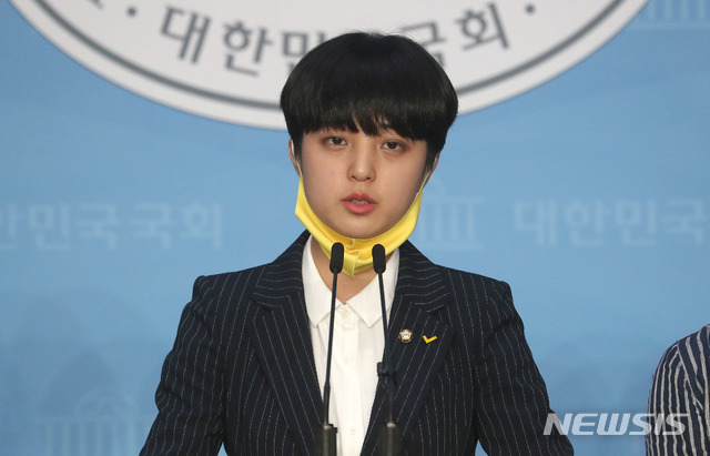 [서울=뉴시스]김선웅 기자 = 류호정 정의당 의원이 12일 서울 여의도 국회 소통관에서 상대방의 동의여부를 중심으로하는 성범죄 처벌 강화를 위한 형법개정안 발의 기자회견을 하고 있다. 2020.08.12.&nbsp; mangusta@newsis.com 