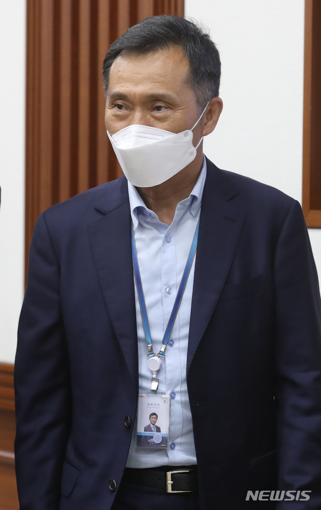 [서울=뉴시스]김명원 기자 = 김연명 청와대 사회수석이 12일 서울 종로구 정부서울청사에서 서울-세종 화상으로 열린 제12차 포용국가 실현을 위한 사회관계장관회의에 참석하고 있다.&nbsp; 2020.08.12. kmx1105@newsis.com