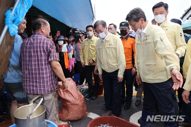 [구례=뉴시스]배훈식 기자 = 집중호우 피해현장 방문에 나선 문재인 대통령이 12일 전남 구례군 구례5일시장을 찾아 피해상황을 둘러보고 있다. 2020.08.12. dahora83@newsis.com