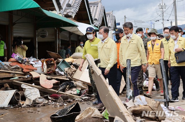 [구례=뉴시스]배훈식 기자 = 집중호우 피해현장 방문에 나선 문재인 대통령이 12일 전남 구례군 구례5일시장을 찾아 피해상황을 둘러보고 있다. 2020.08.12.&nbsp; dahora83@newsis.com