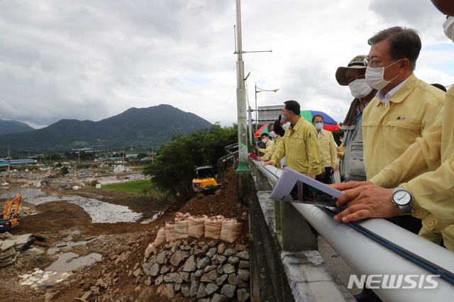 [구례=뉴시스]배훈식 기자 = 집중호우 피해현장 방문에 나선 문재인 대통령이 12일 폭우로 무너진 전남 구례군 서시1교 밑 제방을 둘러보고 있다. 2020.08.12. dahora83@newsis.com