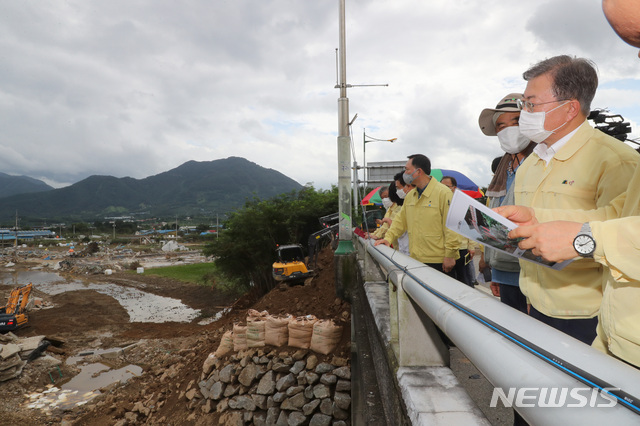 [구례=뉴시스]배훈식 기자 = 집중호우 피해현장 방문에 나선 문재인 대통령이 12일 폭우로 무너진 전남 구례군 서시1교 밑 제방을 둘러보고 있다. 2020.08.12.&nbsp; dahora83@newsis.com