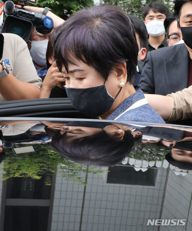 [서울=뉴시스] 박미소 기자 = 목포시 부동산 투기 혐의 등으로 기소된 손혜원 전 국회의원이 12일 오후 서울 양천구 남부지방법원에서 열린 1심 공판에서 징역 1년6개월을 선고 받고 법원을 빠져나오고 있다. 2020.08.12.&nbsp; photo@newsis.com