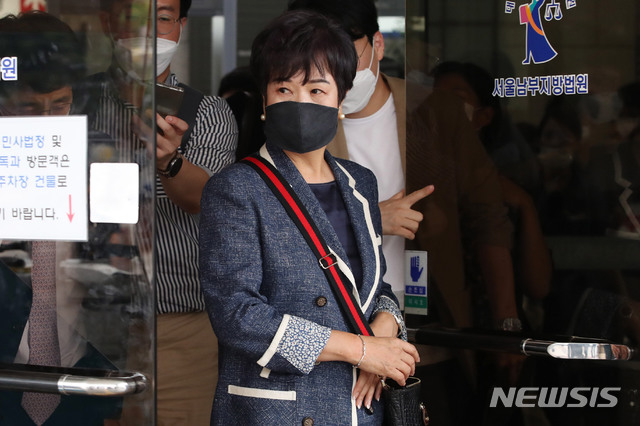 [서울=뉴시스] 박미소 기자 = 목포시 부동산 투기 혐의 등으로 기소된 손혜원 전 국회의원이 12일 오후 서울 양천구 남부지방법원에서 열린 1심 공판에서 징역 1년6개월을 선고 받고 법원을 빠져나오고 있다. 2020.08.12.&nbsp; photo@newsis.com