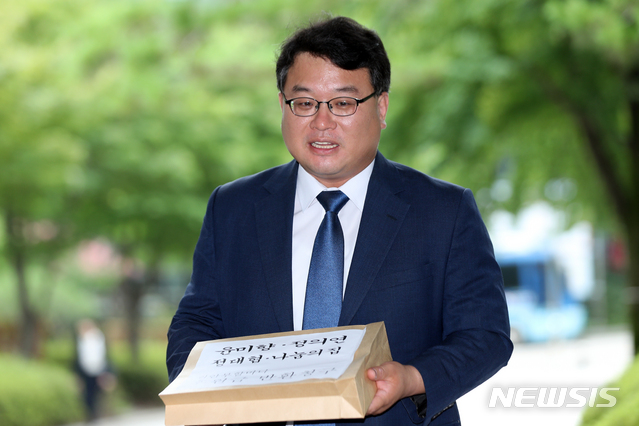 [서울=뉴시스] 이윤청 기자 = 김기윤 변호사가 12일 서울 서초구 서울중앙지법 동관에서 위안부 할머니 후원금 3차 반환소송을 접수하기 앞서 발언하고 있다. 2020.08.12. radiohead@newsis.com