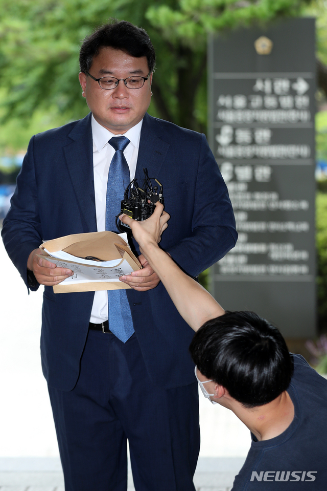 [서울=뉴시스] 이윤청 기자 = 김기윤 변호사가 12일 서울 서초구 서울중앙지법 동관에서 위안부 할머니 후원금 3차 반환소송을 접수하기 앞서 발언하고 있다. 2020.08.12. radiohead@newsis.com