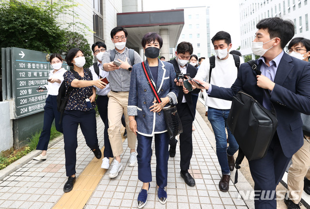 [서울=뉴시스] 박미소 기자 = 목포시 부동산 투기 혐의 등으로 기소된 손혜원 전 국회의원이 12일 오후 서울 양천구 남부지방법원에서 열린 1심 공판에서 징역 1년6개월을 선고 받고 법원을 빠져나오고 있다. 2020.08.12.&nbsp; photo@newsis.com