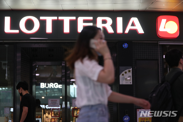 [서울=뉴시스] 고승민 기자 = 서울 롯데리아 점장 모임서 코로나19 확진자가 발생해 종각역점을 비롯한 점포 7곳이 영업을 중단한 12일 롯데리아 서울역사점 문이 굳게 닫혀 있다. 현재 확진자를 포함해 의심 증상을 보이는 직원까지 30여명에 달하는 것으로 알려졌다. 2020.08.12.&nbsp; kkssmm99@newsis.com