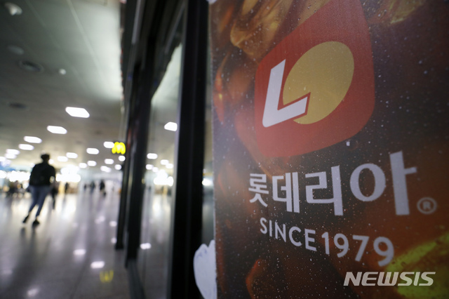 [서울=뉴시스] 고승민 기자 = 서울 롯데리아 점장 모임서 코로나19 확진자가 발생해 종각역점을 비롯한 점포 7곳이 영업을 중단한 12일 롯데리아 서울역사점 문이 굳게 닫혀 있다. 현재 확진자를 포함해 의심 증상을 보이는 직원까지 30여명에 달하는 것으로 알려졌다. 2020.08.12. kkssmm99@newsis.com