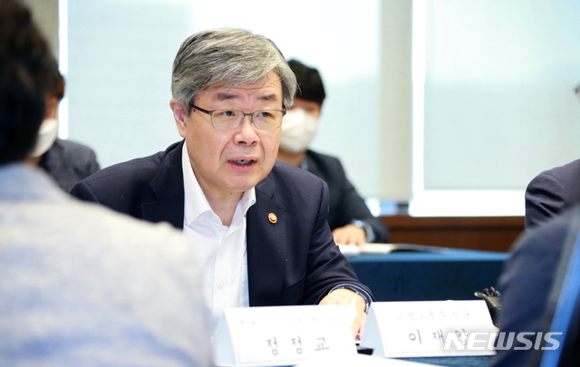 [서울=뉴시스]이재갑 고용노동부 장관이 12일 서울에서 민간 산재예방기관들과 간담회를 하고 있다. (사진=고용노동부 제공) 2020.08.12.&nbsp; photo@newsis.com