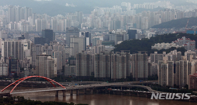 [서울=뉴시스] 서울 영등포구 63아트에서 바라본 서울시내 아파트. 