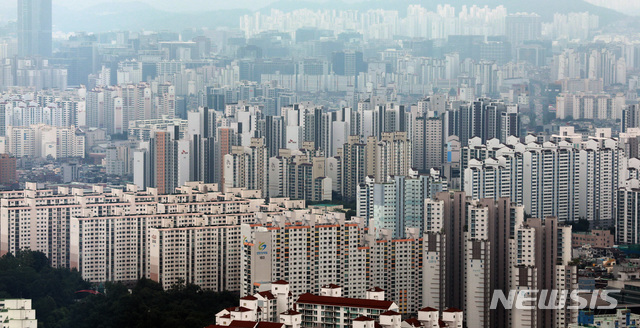 [서울=뉴시스] 서울 영등포구 63아트에서 바라본 서울시내 아파트. 