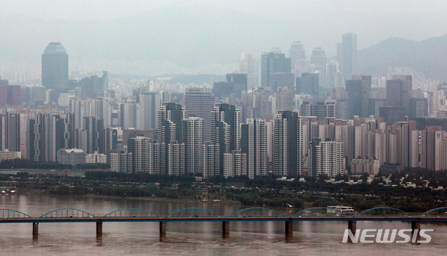 [서울=뉴시스] 이영환 기자 = 부동산114가 12일 발표한 지난달 말 기준 서울 아파트 평균 매매가격이 역대 최고가를 경신하며 10억원을 돌파한 것으로 알려졌다. 강남구는 최초로 가구당 20억원을 돌파했으며 평균 매매가격 10억원 돌파 배후에는 강남3구(강남·서초·송파)에 더해 마용성(마포·용산·성동)과 광진구 등이 가세한 영향으로 볼 수 있다. 사진은 이날 서울 영등포구 63아트에서 바라본 서울시내 아파트. 2020.08.12.&nbsp; 20hwan@newsis.com