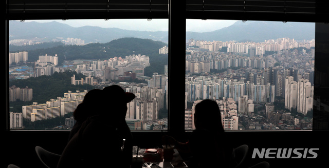 [서울=뉴시스] 이영환 기자 = 서울 영등포구 63아트에서 바라본 서울시내 아파트. 2020.08.12. 20hwan@newsis.com