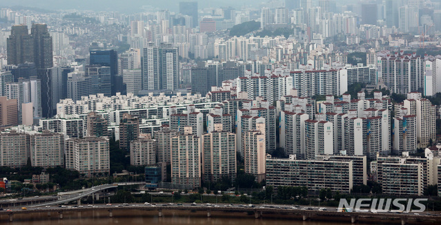 [서울=뉴시스] 이영환 기자 = 부동산114가 12일 발표한 지난달 말 기준 서울 아파트 평균 매매가격이 역대 최고가를 경신하며 10억원을 돌파한 것으로 알려졌다. 강남구는 최초로 가구당 20억원을 돌파했으며 평균 매매가격 10억원 돌파 배후에는 강남3구(강남·서초·송파)에 더해 마용성(마포·용산·성동)과 광진구 등이 가세한 영향으로 볼 수 있다. 사진은 이날 서울 영등포구 63아트에서 바라본 서울시내 아파트. 2020.08.12.&nbsp; 20hwan@newsis.com