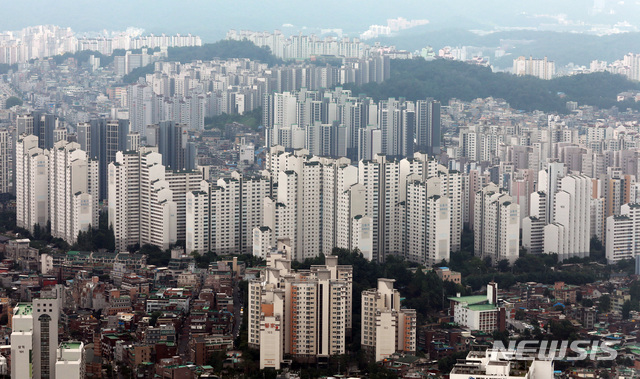 [서울=뉴시스] 이영환 기자 = 부동산114가 12일 발표한 지난달 말 기준 서울 아파트 평균 매매가격이 역대 최고가를 경신하며 10억원을 돌파한 것으로 알려졌다. 강남구는 최초로 가구당 20억원을 돌파했으며 평균 매매가격 10억원 돌파 배후에는 강남3구(강남·서초·송파)에 더해 마용성(마포·용산·성동)과 광진구 등이 가세한 영향으로 볼 수 있다. 사진은 이날 서울 영등포구 63아트에서 바라본 서울시내 아파트. 2020.08.12.&nbsp; 20hwan@newsis.com