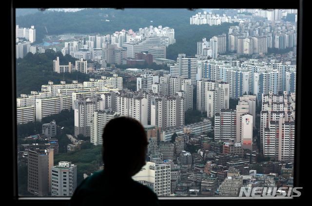 [서울=뉴시스] 이영환 기자 = 서울 영등포구 63아트에서 바라본 서울시내 아파트. 2020.08.12. 20hwan@newsis.com