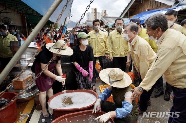 [구례=뉴시스]배훈식 기자 = 집중호우 피해현장 방문에 나선 문재인 대통령이 12일 전남 구례군 구례5일시장을 찾아 상인들과 대화하고 있다. 2020.08.12. dahora83@newsis.com