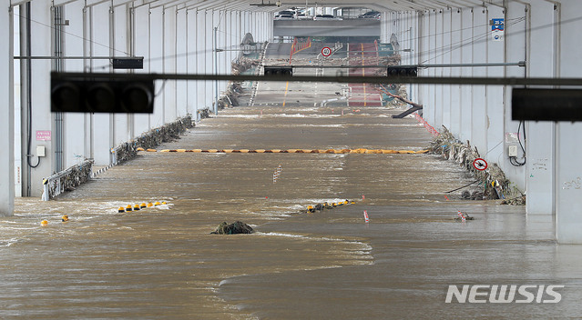 [서울=뉴시스] 박주성 기자 = 지난 8월12일 오후 서울 잠수교가 물에 잠겨 있다. 2020.08.12. park7691@newsis.com