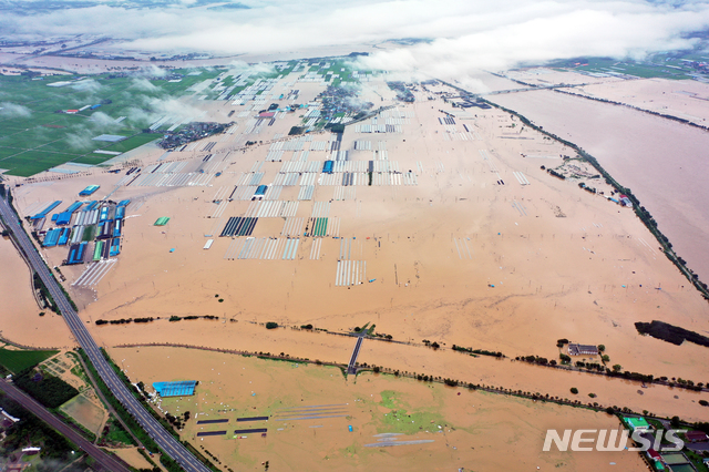 [곡성=뉴시스] = 전남 곡성군 곡성읍 금예마을 50대 이장이 침수된 집에 갇혀 있는 노인들을 구조한 사실이 12일 전해졌다. 지난 7일과 8일 내린 비로 침수된 곡성읍지역. (사진=곡성군 제공). photo@newsis.com