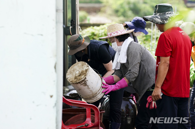 [서울=뉴시스]김정숙 여사가 12일 강원 철원군 동송읍 이길리 마을에서 수해 복구 봉사활동을 하고 있다. (사진=청와대 제공) 2020.08.12. photo@newsis.com