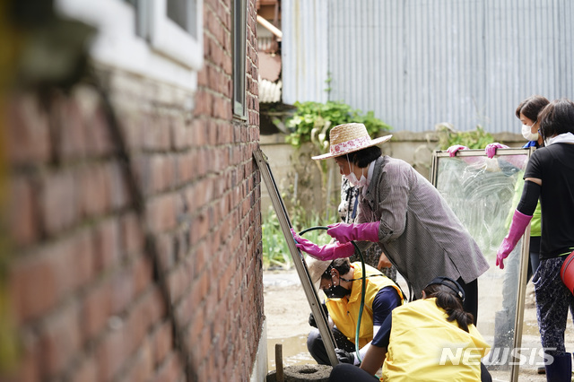 [서울=뉴시스]김정숙 여사가 12일 강원 철원군 동송읍 이길리 마을에서 수해 복구 봉사활동을 하고 있다. (사진=청와대 제공) 2020.08.12. photo@newsis.com