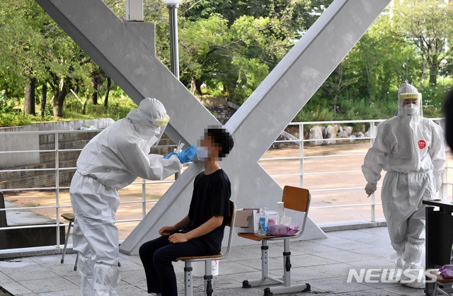 [부산=뉴시스] 하경민 기자 = 부산 해운대구 부산기계공고 2학년 학생 1명이 신종 코로나바이러스 감염증(코로나19) 확진 판정을 받은 12일 오후 해당 학교에서 접촉 학생 등에 대한 전수검사가 진행되고 있다. 2020.08.12.  yulnetphoto@newsis.com