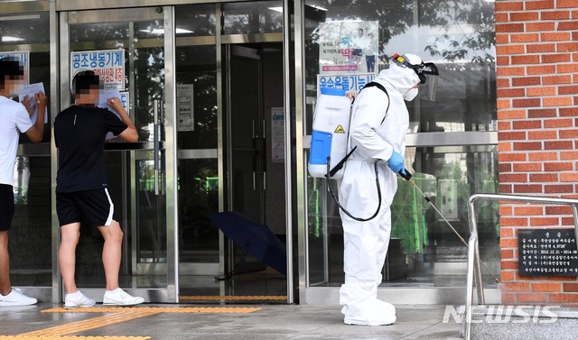 [부산=뉴시스] 하경민 기자 = 부산 해운대구 부산기계공고 2학년 학생 1명이 신종 코로나바이러스 감염증(코로나19) 확진 판정을 받은 지난 12일 오후 해당 학교에서 보건소 관계자가 방역소독을 하고 있다. 2020.08.12.  yulnetphoto@newsis.com