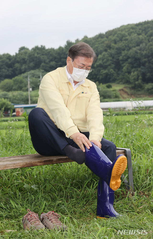 [천안=뉴시스]배훈식 기자 = 집중호우 피해현장 방문에 나선 문재인 대통령이 12일 폭우로 무너진 충남 천안시 병천천 제방을 찾아 장화를 신고 있다. 2020.08.12. dahora83@newsis.com