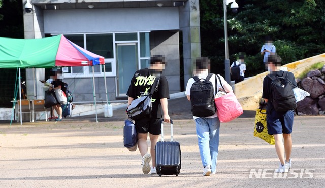 [부산=뉴시스] 하경민 기자 = 부산기계공고 기숙사에서 생활하던 2학년 학생 1명이 신종 코로나바이러스 감염증(코로나19) 확진 판정을 받은 12일 해운대구 해당 학교의 기숙사에 있던 학생들이 짐을 모두 챙겨서 귀가하고 있다. 2020.08.12. yulnetphoto@newsis.com