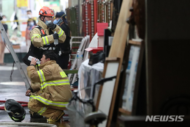 [서울=뉴시스] 고승민 기자 = 2020년 8월 12일 오후 4시56분께 서울 용산구 후암시장의 한 가게의 재료창고에서 화재가 발생, 진화작업을 마친 소방관이 물을 마시며 열을 식히고 있다. 2020.08.12.kkssmm99@newsis.com