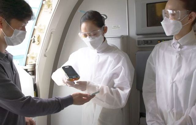[서울=뉴시스] 마스크, 장갑 이외 방호복, 고글 그리고 마스크밴드를 착용한 대한항공 객실승무원들. 사진 대한항공