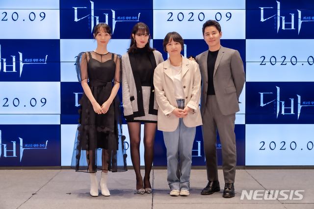 [서울=뉴시스] 13일 영화 '디바' 온라인 제작보고회가 열렸다. 사진 왼쪽부터 이유영, 신민아, 조슬예 감독, 이규형. (사진=한국투자파트너스, 메가박스중앙㈜플러스엠 제공)