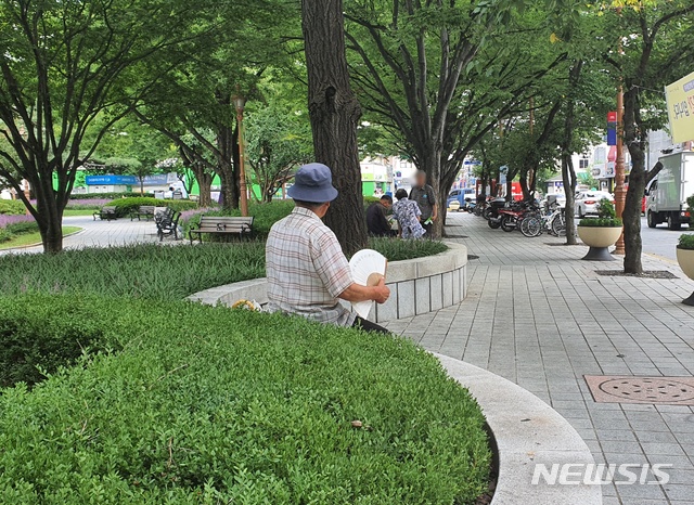 [대구=뉴시스]이은혜 기자 = 대구 중구 경상감영공원에서 한 노인이 부채질을 하며 더위를 식히고 있다 2020.08.13. ehl@newsis.com