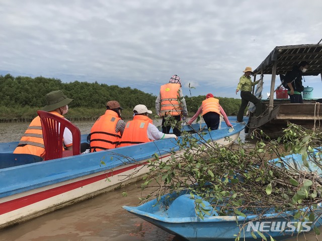[서울=뉴시스]지난 7일(현지시간) SK이노베이션이 함께하는 '베트남 사회적가치 얼라이언스'를 대표하는 자원봉사자들이 베트남 현지에서 맹그로브 묘목 식수 봉사활동을 진행하고 있다. 2020.08.13 (사진 = SK이노베이션 제공) photo@newsis.com