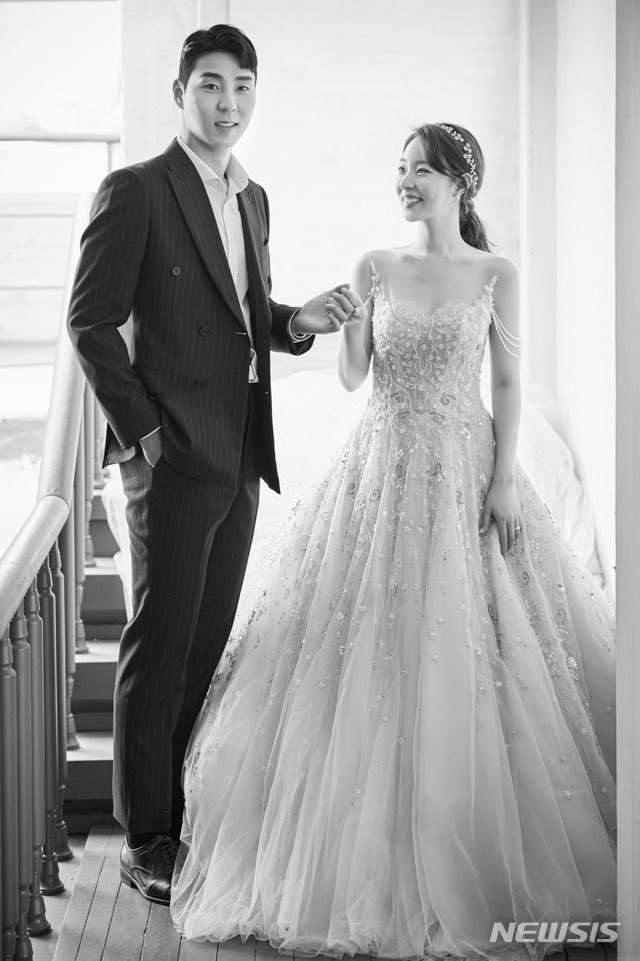 [서울=뉴시스]프로축구 부산 이정협, 오는 16일 결혼 (사진 = 부산 아이파크 제공)